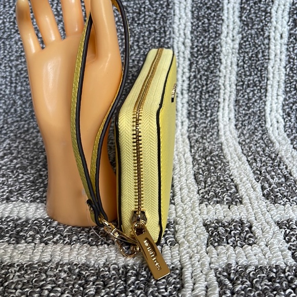 Michael Kors Jet Set Travel Large Travel CONTINENTAL 
Sunshine - Picture 10 of 16